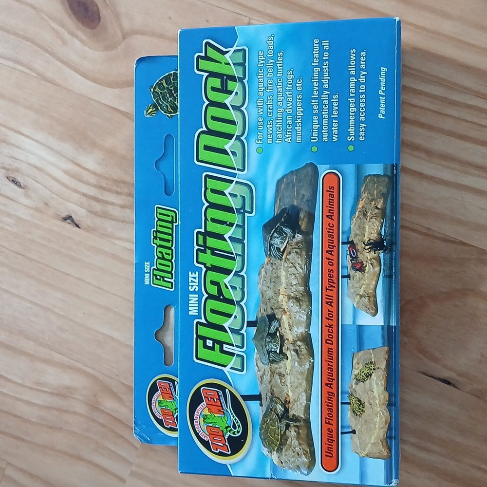 Aquarium floating dock